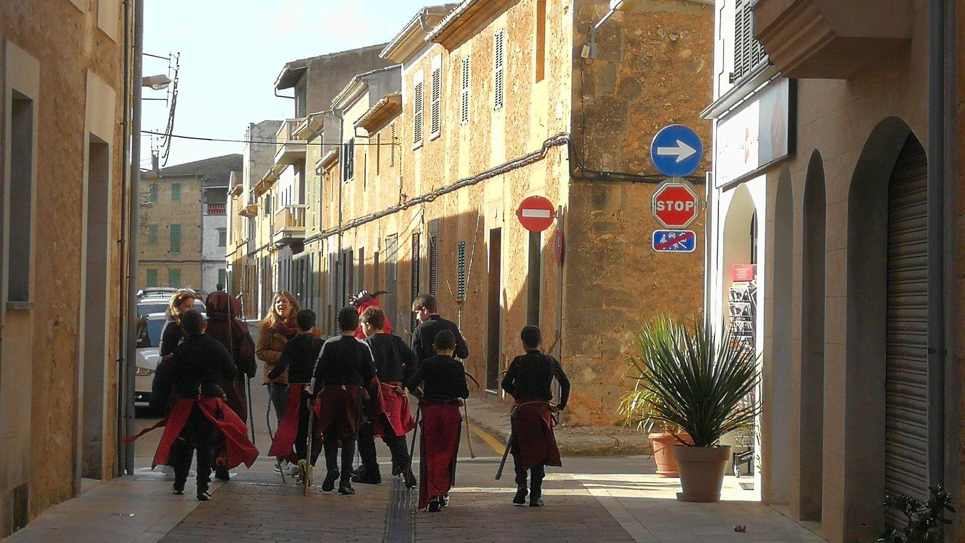 Demons going to school Campos Mallorca San Antoni min