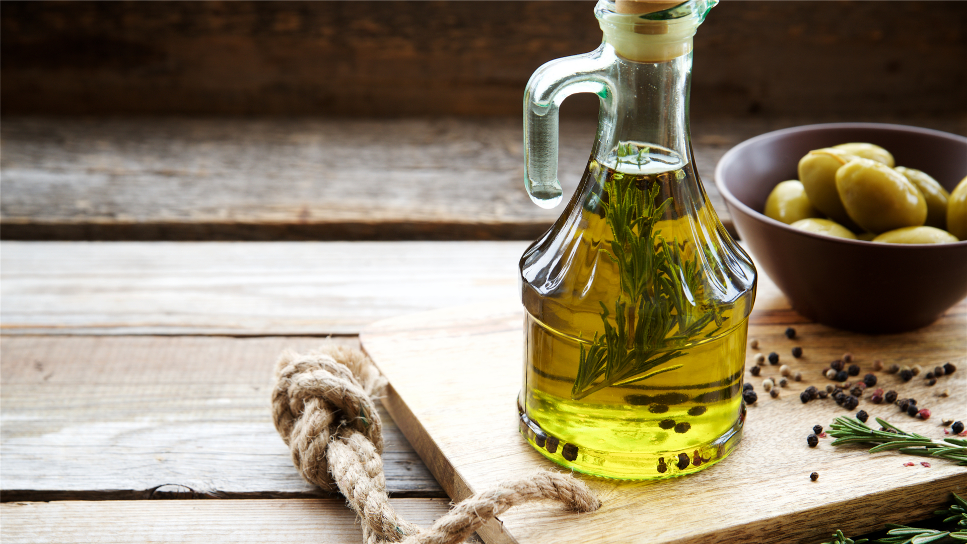 A bottle of olive oil. Оливковое масло. Растительное масло. Масло растительное с оливковым. Оливки и оливковое масло.